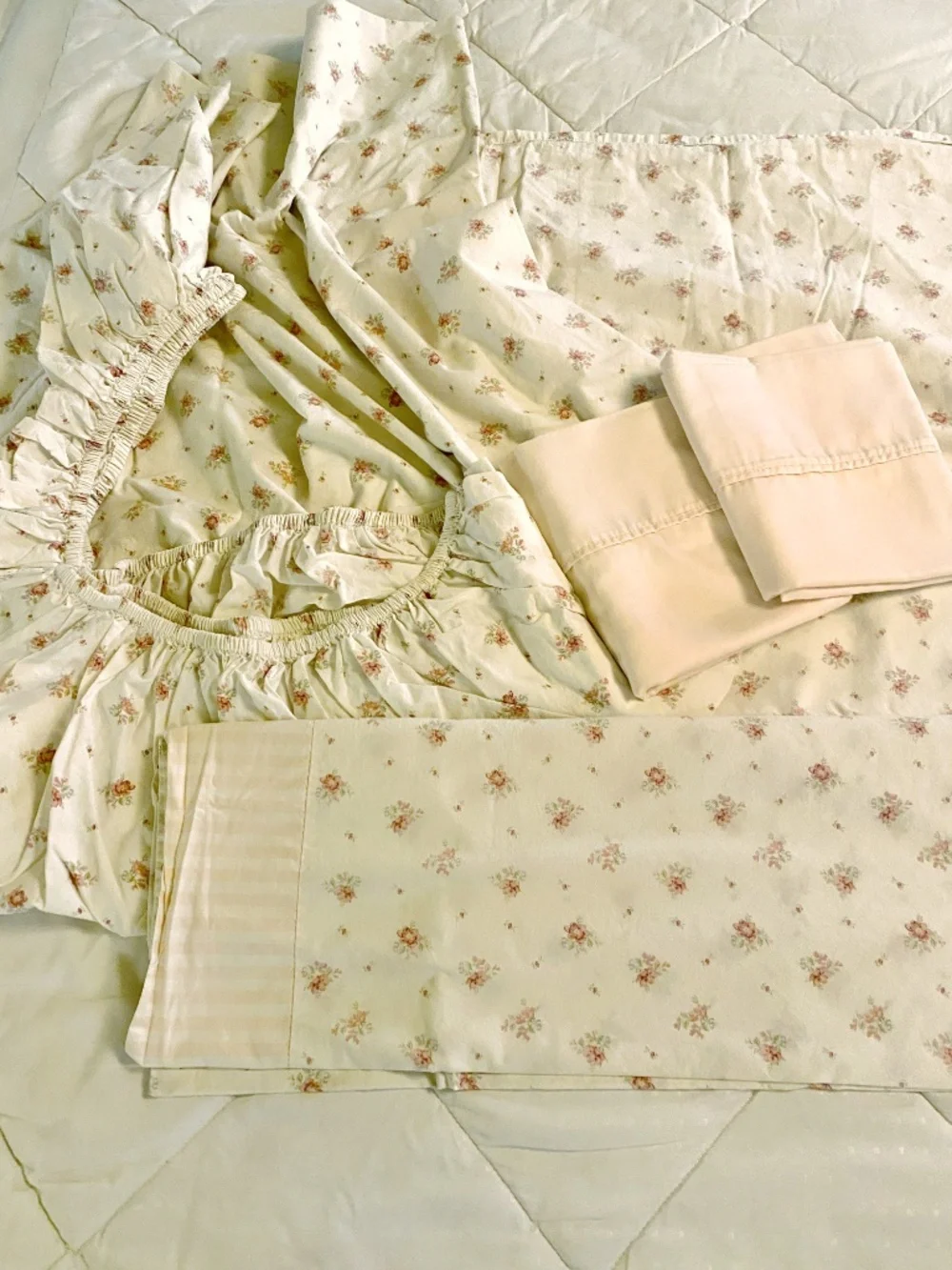 Bedding, High Quality - Sheets, Blanket, Pillow (LOT)